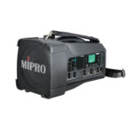 רמקול נייד נטען קל משקל בעל אלמנט בודד בהספק 50 וואט ואפשרות* לחיבור מיקרופון אלחוטי ידני/דש/מדונה מסדרת 5.8GHz, כולל נגן BT,USB ורצועת נשיאה